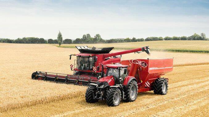 optum_300_cvx_with_unloading_trailer_and_axial-flow_01