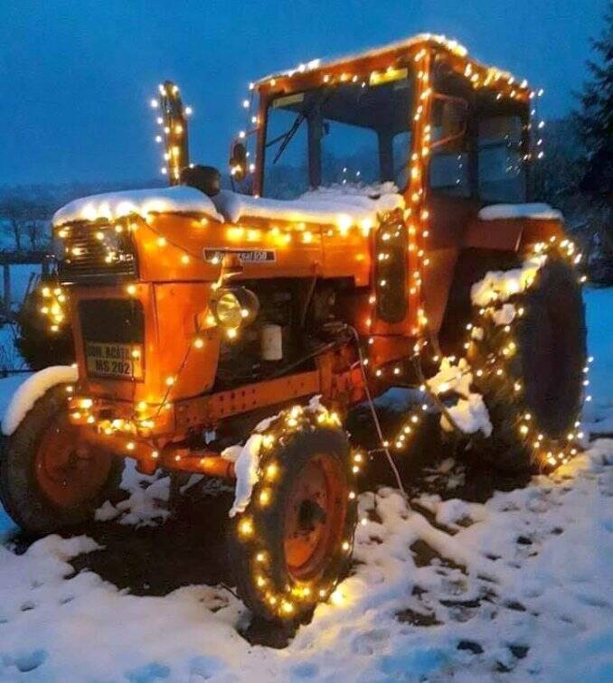 Tractor u650 cu luminite de Craciun