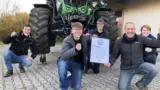 nou-record-mondial-tractor-parcat-sticle