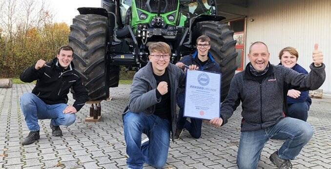 nou-record-mondial-tractor-parcat-sticle