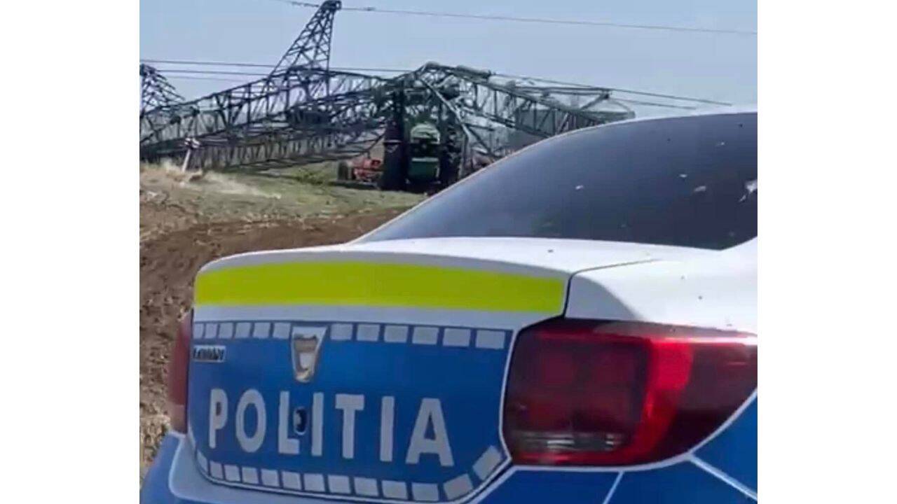 tractor-stalp-electricitate-politia