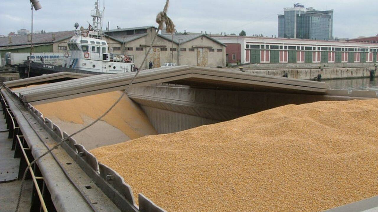 o nava cu cereale in port