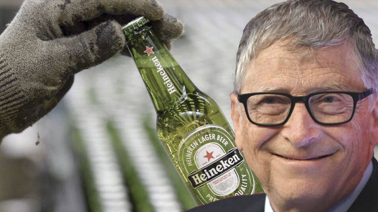 miliardarul Bill Gates si o sticla de bere Heineken