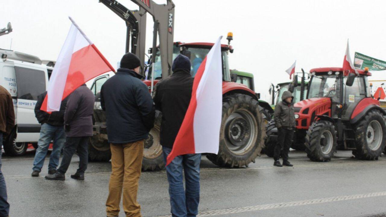 fermieri cu steagurile Poloniei si tractoare