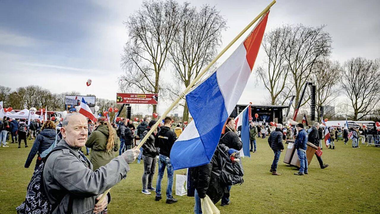fermieri care protesteaza cu steagurile Olandei