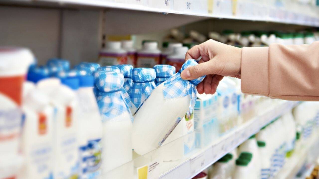 un raft cu produse lactate intr-un magazin