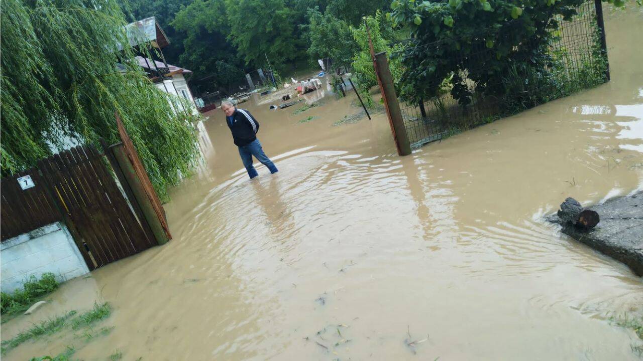o persoana care se plimba intr-o zona inundata