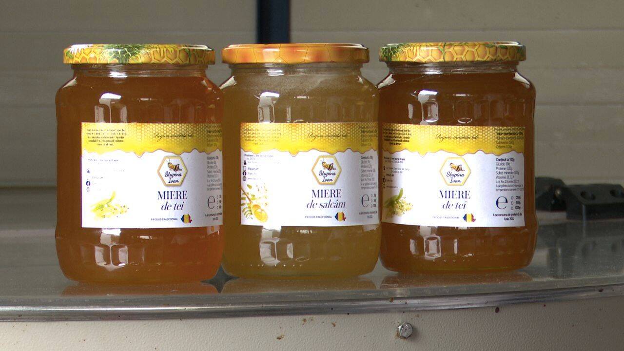 trei borcane cu miere
