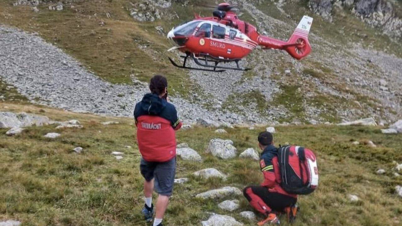 doi salvamontisti si un elicopter SMURD in munti