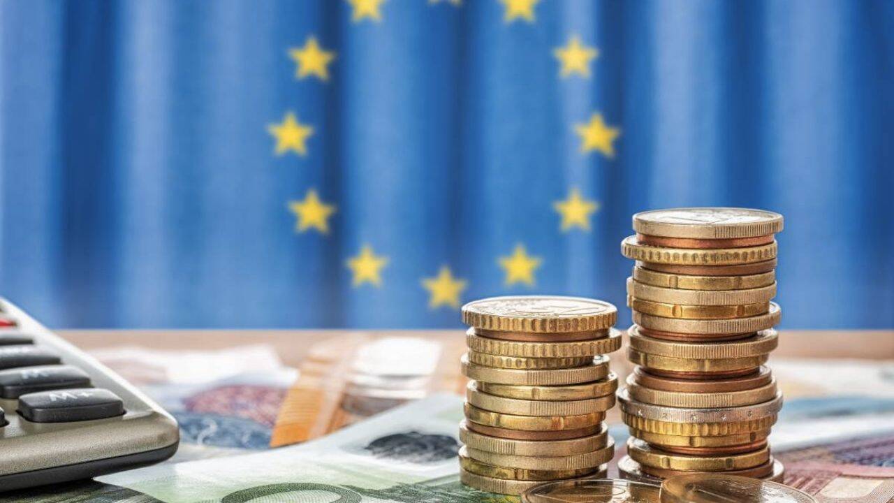 monede pe fundalul steagului UE