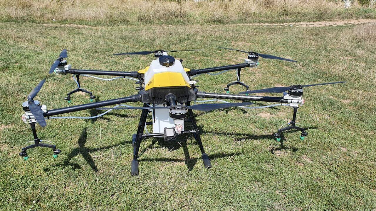 o drona deasupra unui camp
