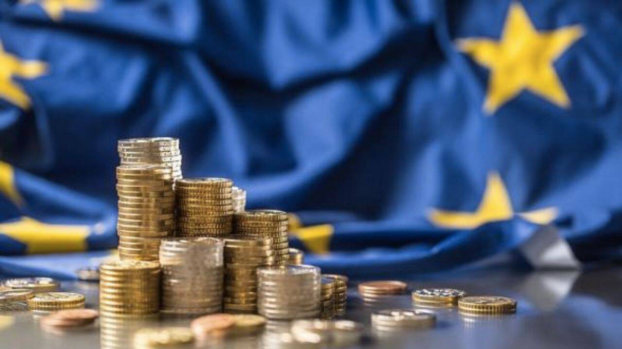 mai multe monede si steagul UE pe fundal