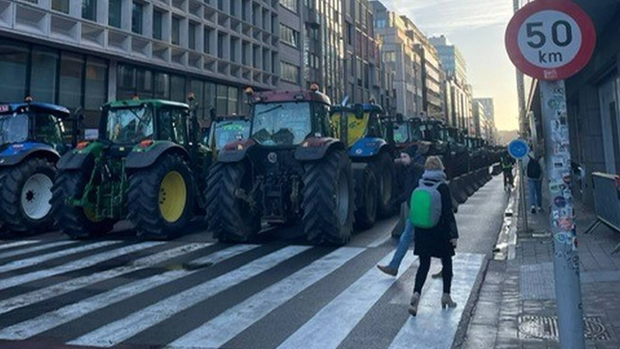 proteste-fermieri-tractoare-bruxelles-februarie