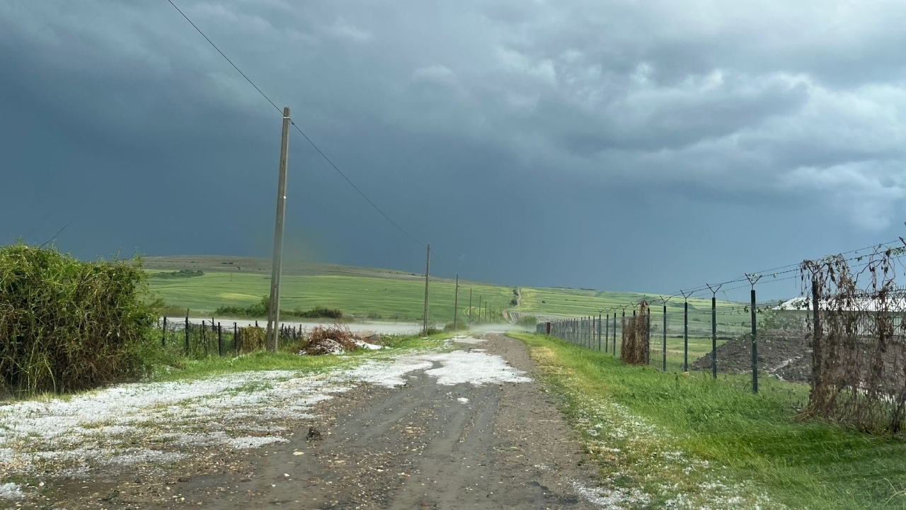 Ploi și vijelii în jumătate de țară. Harta județelor afectate de alerta meteo de azi