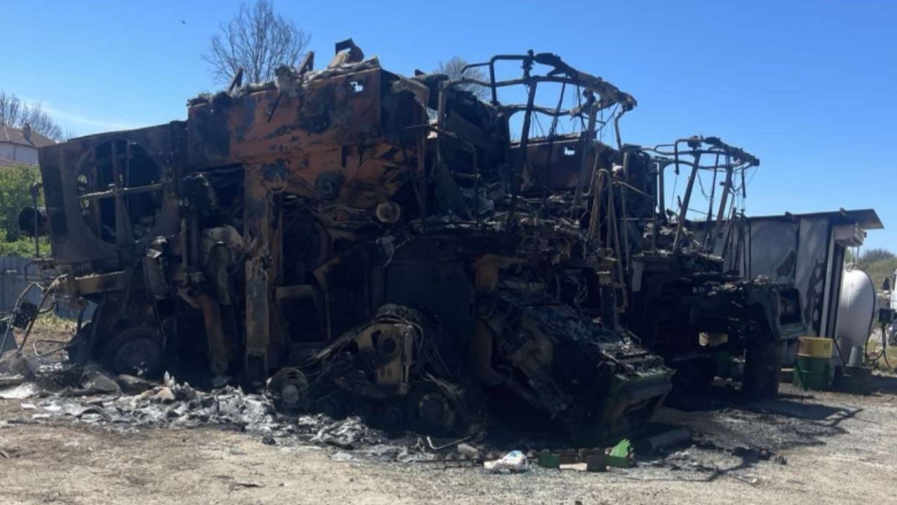 Utilaje agricole de milioane, distruse într-un incendiu. Fermierul crede că focul a fost pus intenționat