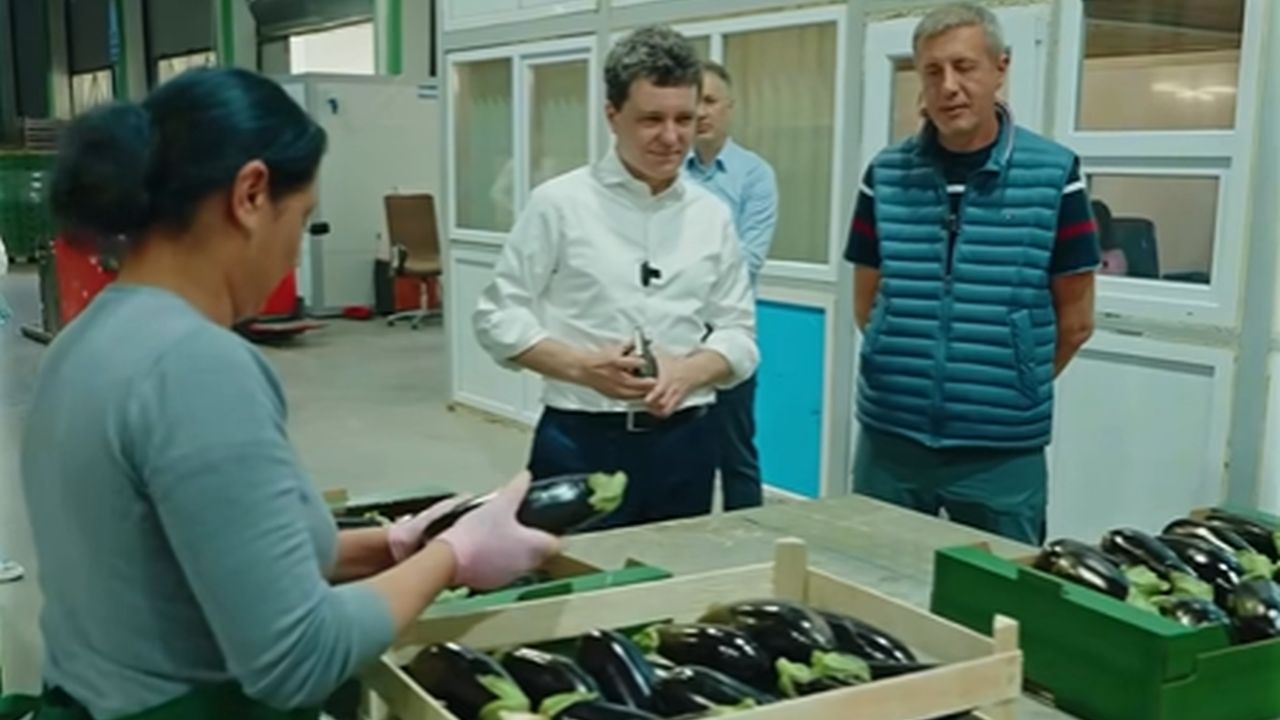 Președintele ales, Nicușor Dan, în vizită la o celebră fermă de legume