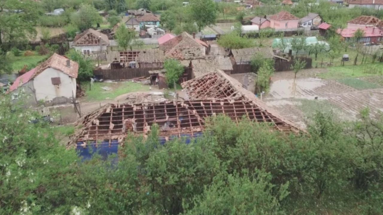 Sat întreg distrus de grindină! Oamenii se tem să mai locuiască în casele devastate de piatră
