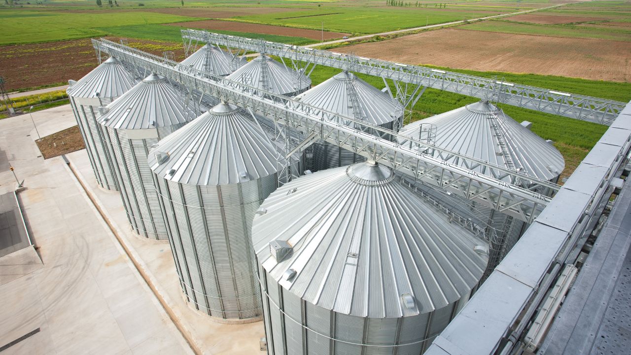 Fermierii, vizați de ”Taxa pe stâlp” – se aplică și pentru garduri sau platforme betonate. Bonificație de 10% până la 25 mai