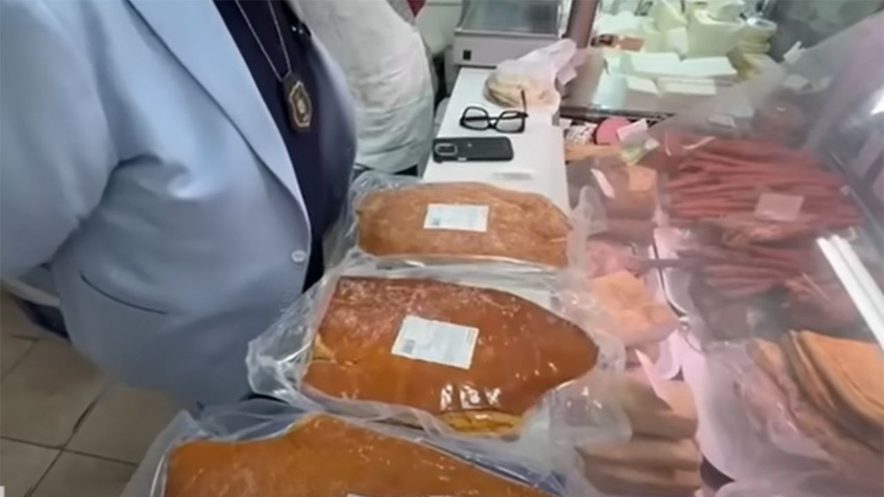 „Șunculiță ardelenească” produsă în Ungaria, descoperită într-un control ANPC: „Oamenii trebuie să știe”