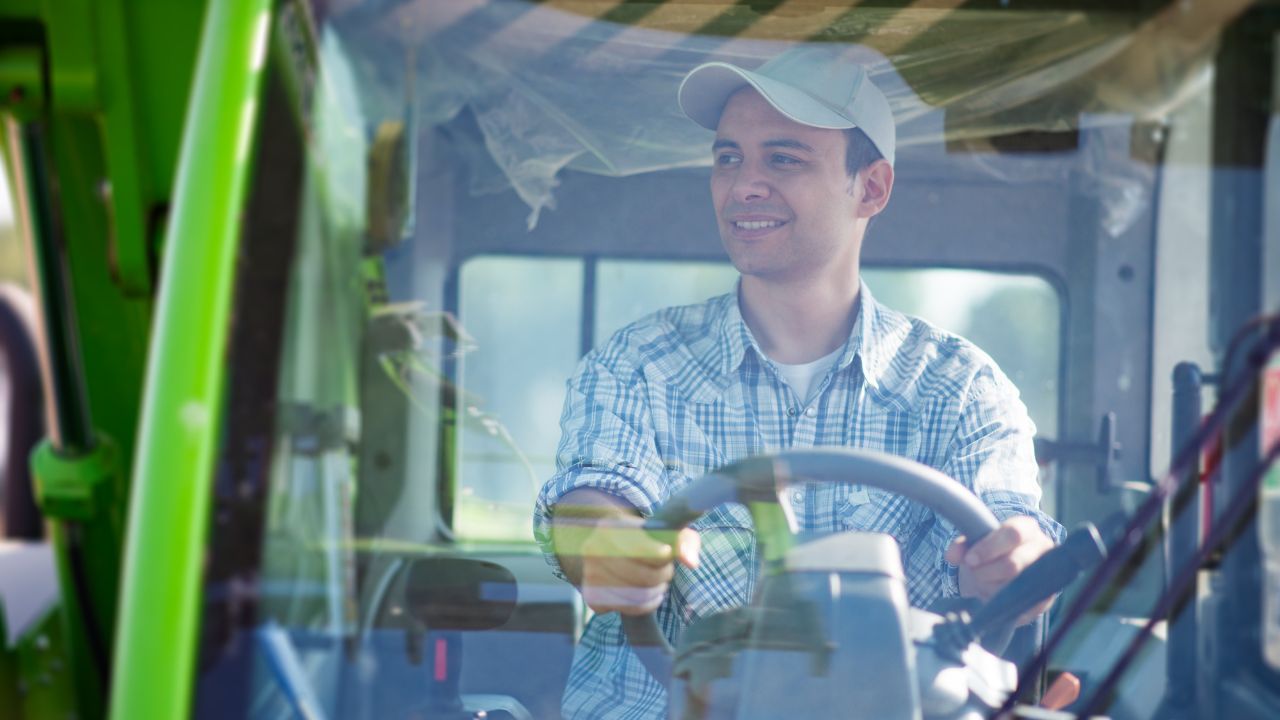 Tractoriștii, căutați cu lupa pe piața muncii. Țara agricolă care duce lipsă mare de operatori utilaje