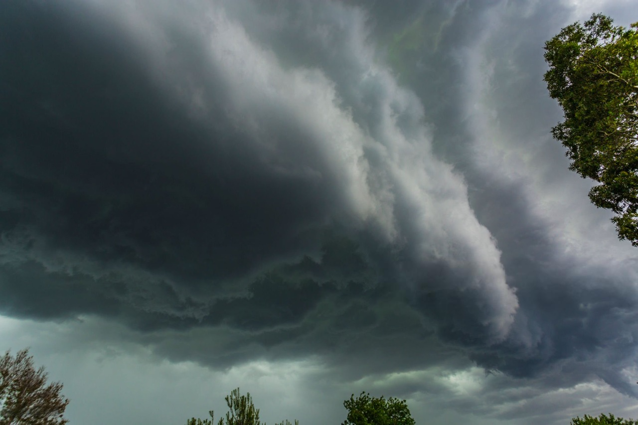 Alertă meteo în 21 de județe: vijelii, căderi de grindină și descărcări electrice