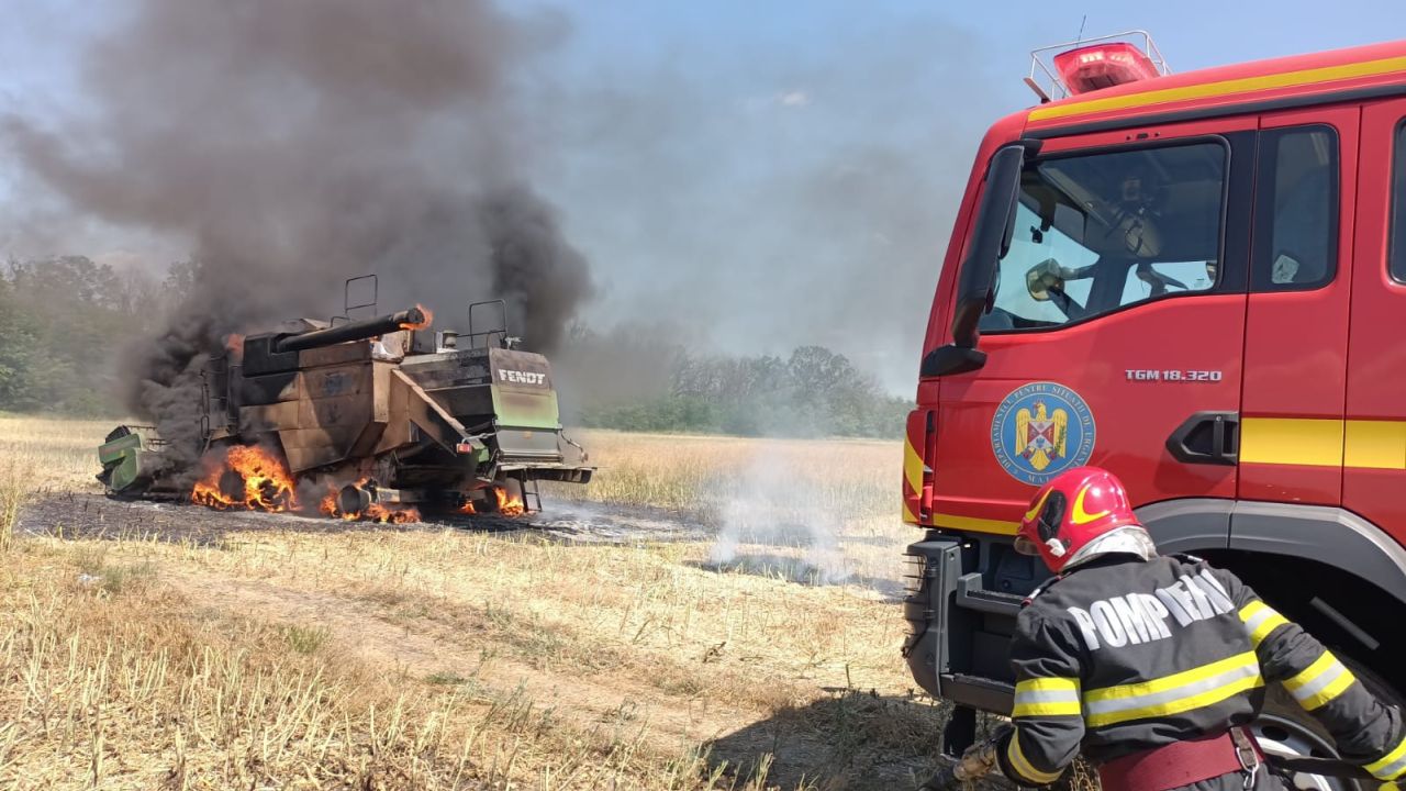 O combină a luat foc în timp ce treiera grâul. Flăcările au pornit de la un scurtcircuit