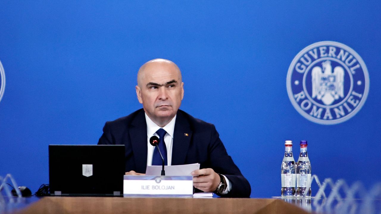 Guvernul plafonează la 300 de lei mai multe sporuri încasate de angajații sistemului bugetar