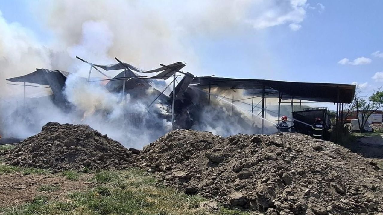 Incendiu uriaș la o fermă! Au ars 6.000 de baloți de fân și un tractor