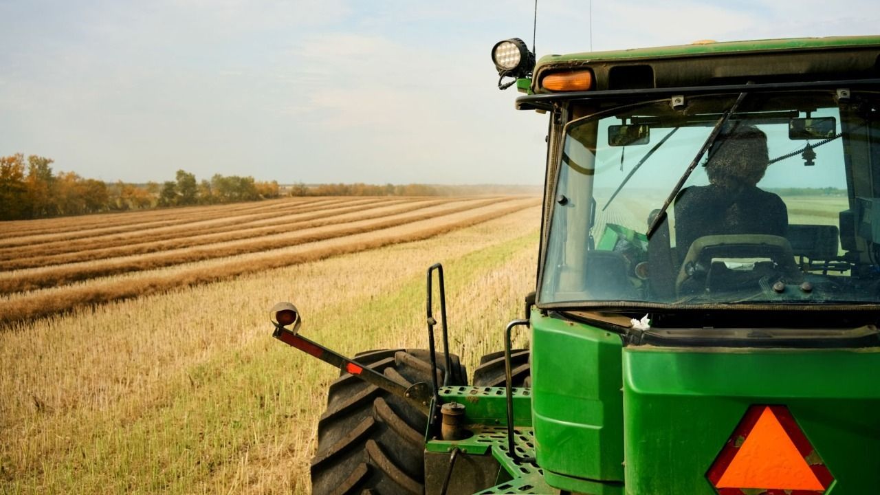 Măsurile pentru agricultură discutate în coaliția ce va forma Guvernul: subvenții de la 2 ha, taxă pe moștenire și pe camioane