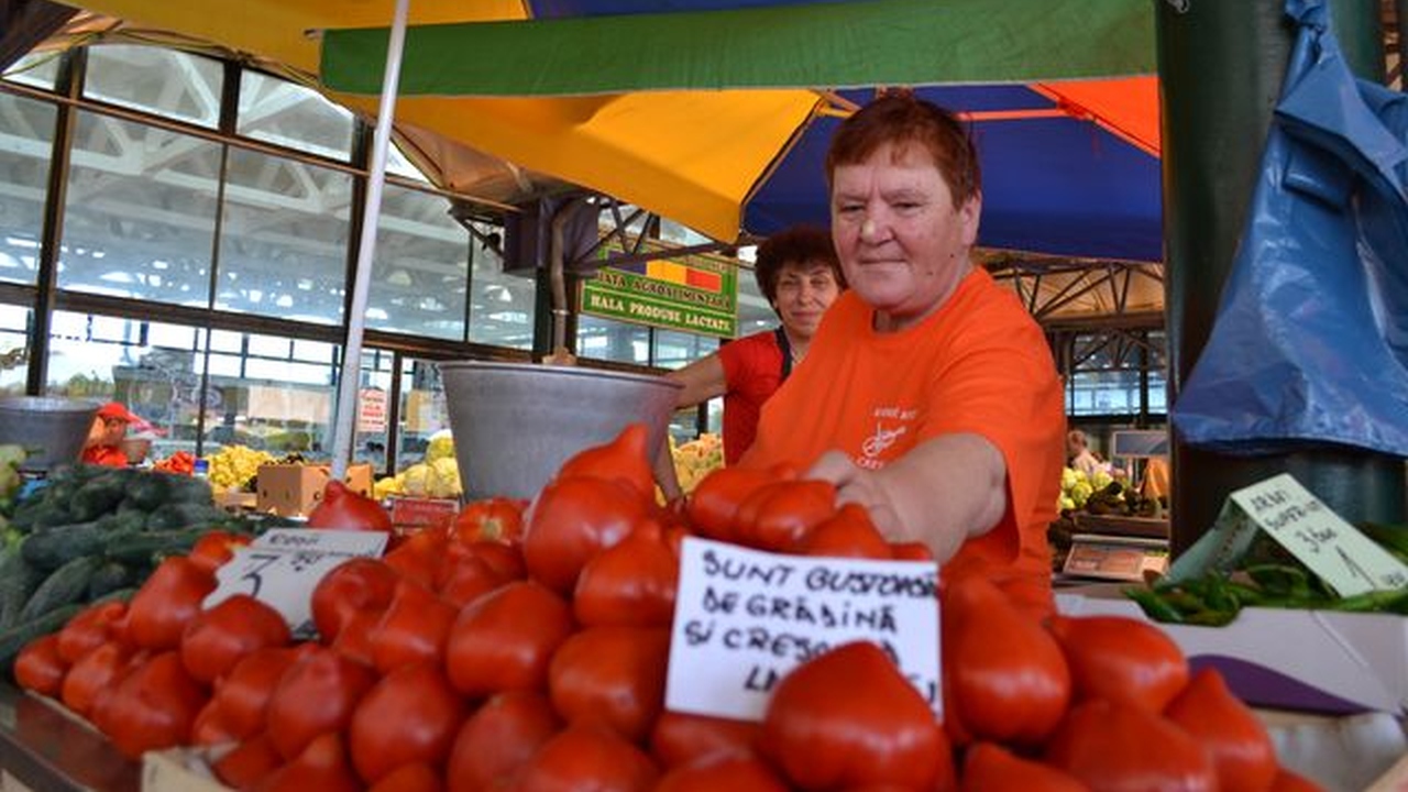 Legumele și fructele din piață sunt mai scumpe decât în supermarket: ”La noi sunt zilnic proaspete!”