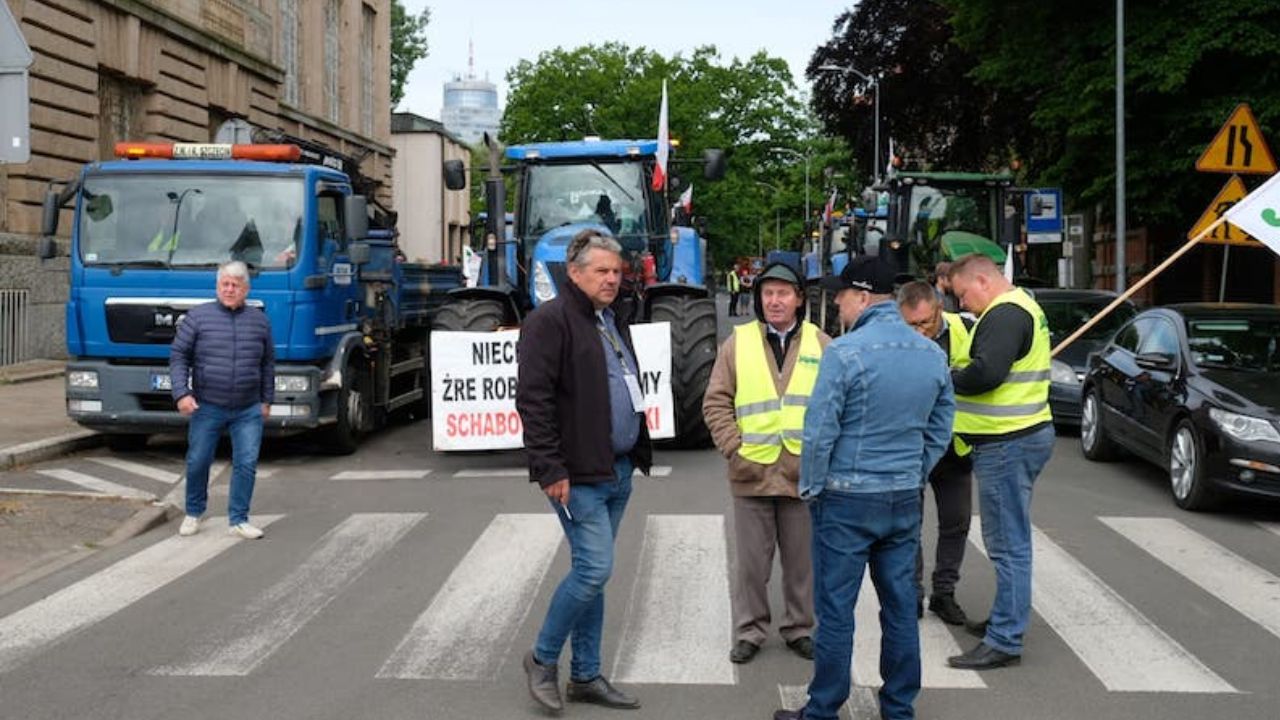 Protest masiv în Polonia. Supărați pe guvern, fermierii au blocat cu tractoarele un oraș