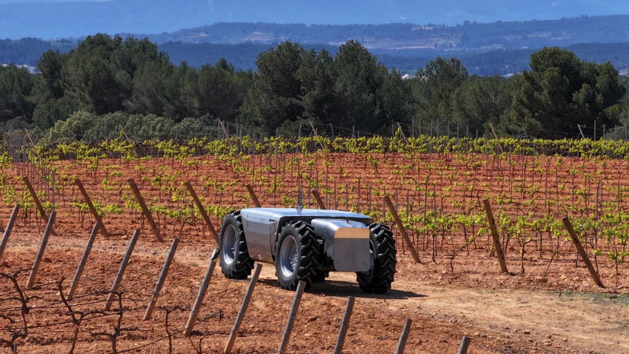 S-a lansat primul tractor electric autonom care poate fi folosit și în scopuri militare