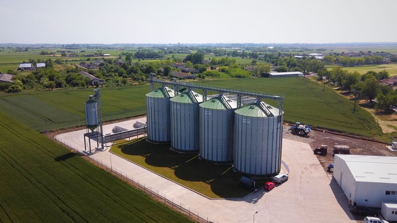 Micii fermieri nu mai vând grâul la recoltă după ce s-au unit într-o cooperativă și și-au construit propriul siloz