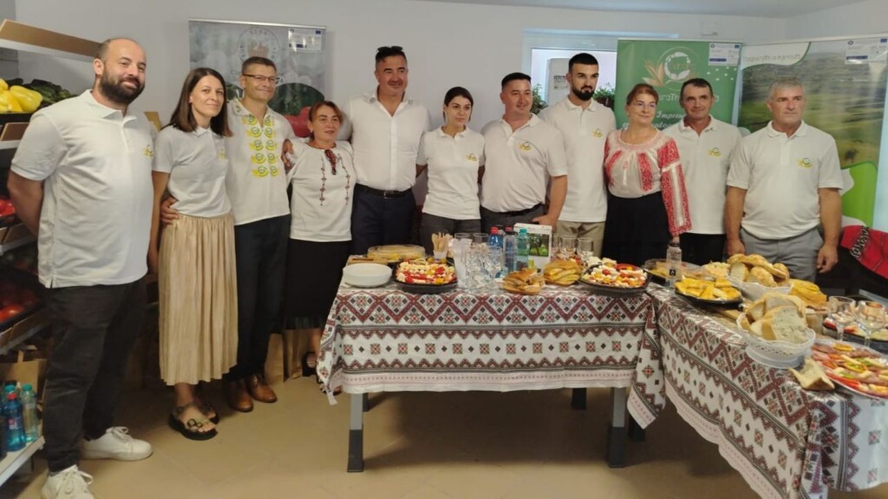 Șapte familii de fermieri s-au unit și și-au deschis propriul magazin de legume și fructe