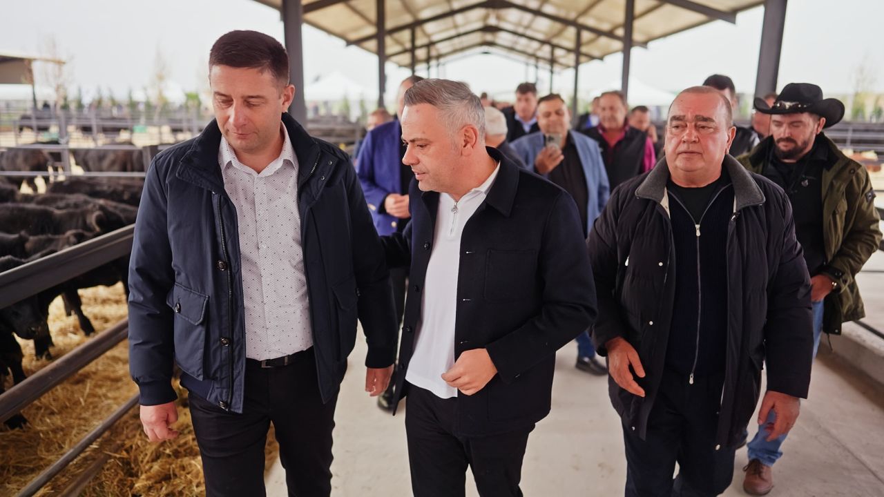 Ministrul Agriculturii, Florin Barbu, în ferma lui Gigi Nețoiu (dreapta)