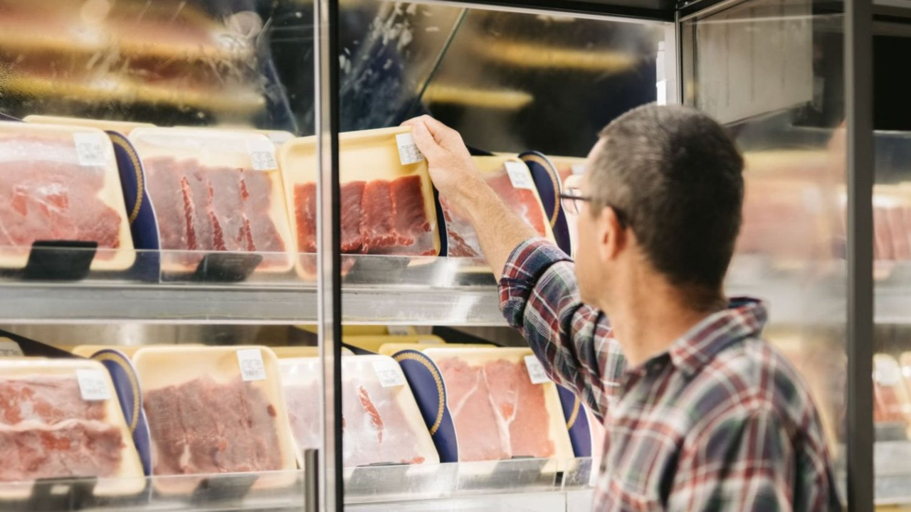 Consiliul Concurenței a pornit pe firul cărnii de porc. Cine sau ce limitează accesul la raft al producătorilor români?