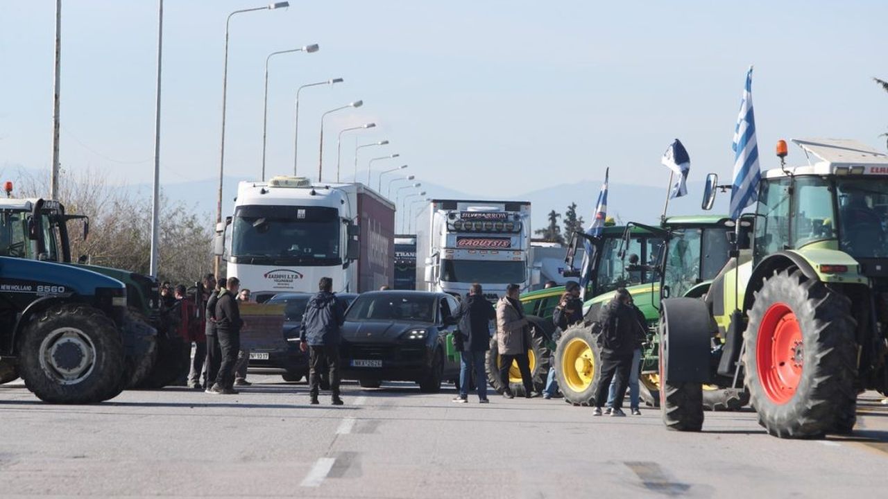 Fermieri au blocat autostrăzi în Grecia