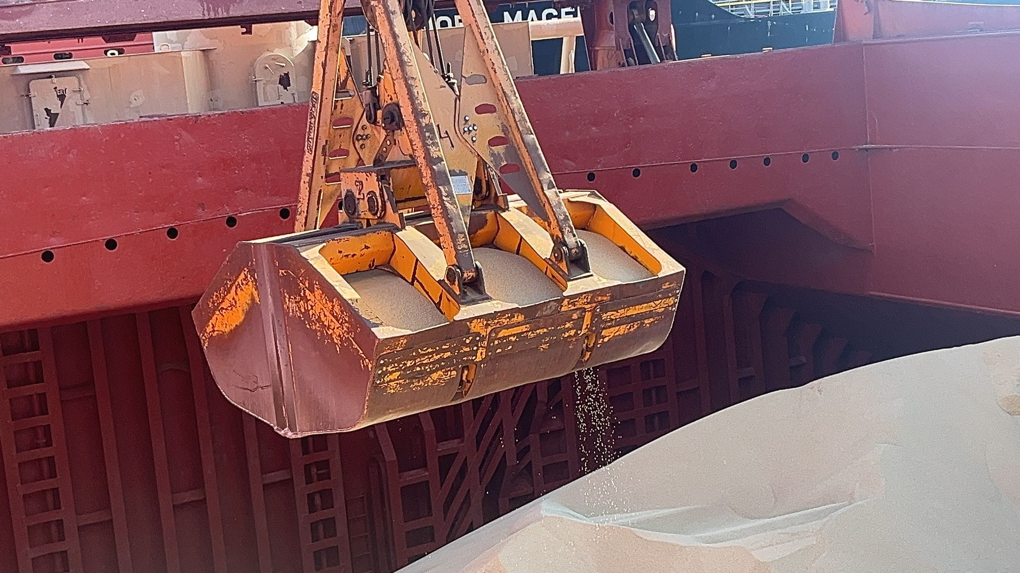 Îngrășăminte mai scumpe, din ianuarie. Trader: Taxa CBAM crește costurile pentru fiecare fermier – calcul pe hectar