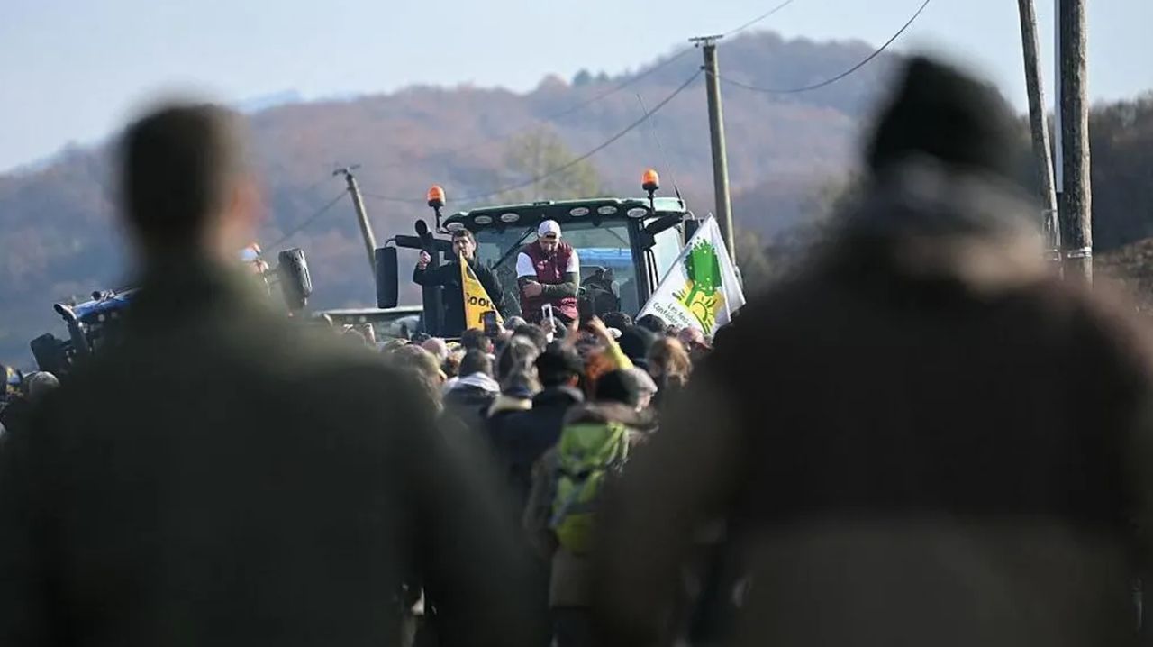 Și fermierii francezi au declanșat protestele. Au ieșit în stradă și au blocat șosele pentru a-și apăra fermele