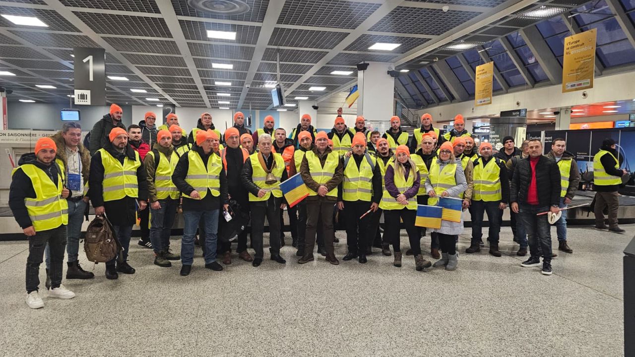 O parte din delegația de fermieri, în aeroport