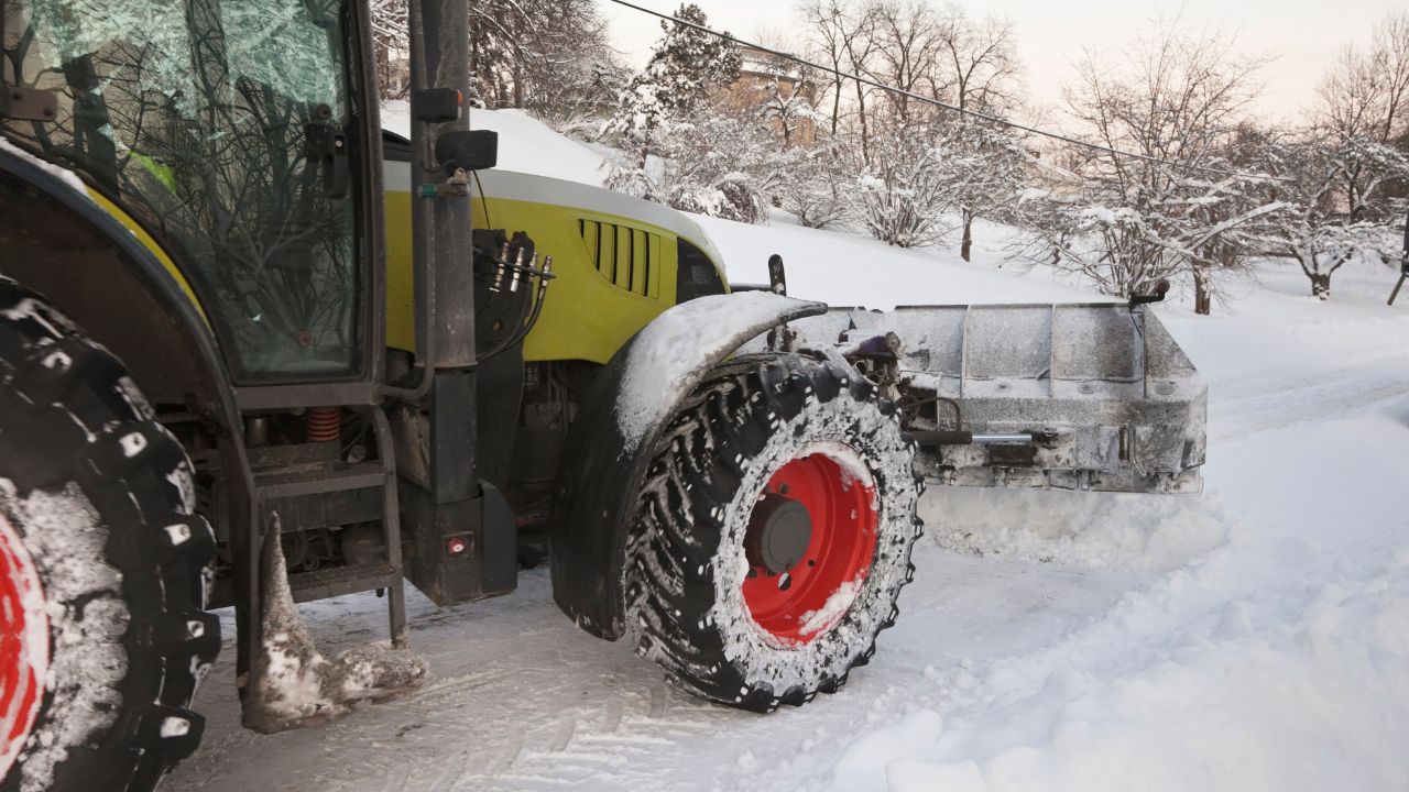 Un fermier deszăpezește gratuit drumurile din comuna sa