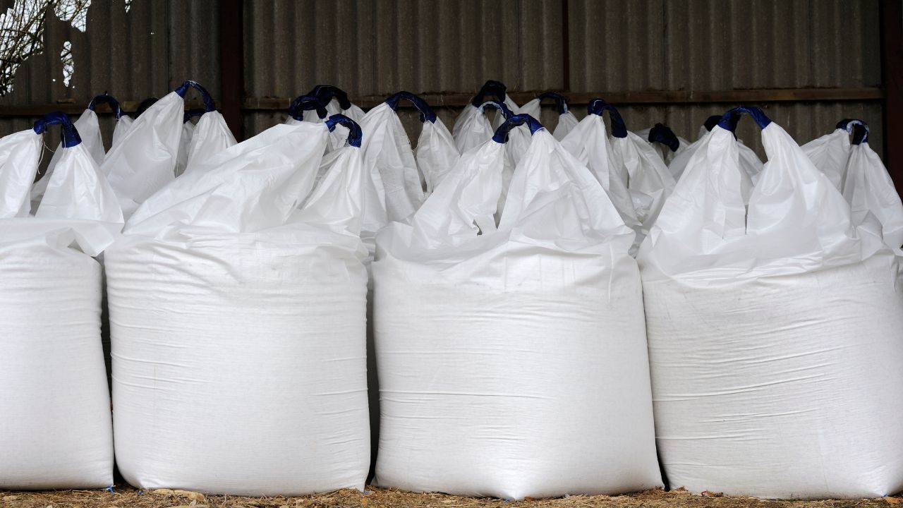 Taxa care scumpește îngrășămintele fermierilor români ar urma să fie suspendată