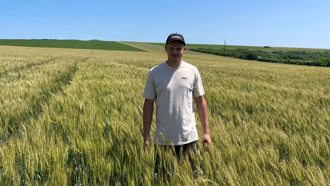 Alex Andone într-una dintre culturile fermei familiei sale