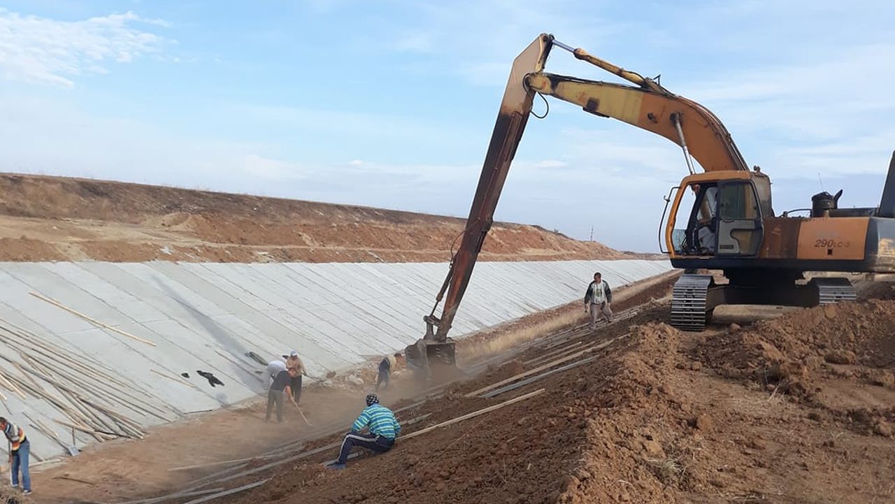 Lucrări la un canal de irigații