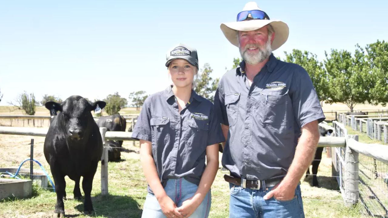 Fermierul Scott Finlay și fiica sa, Jasmin Finlay, la Avenue Range, cu taurul pe care l-au vândut cu un preț record