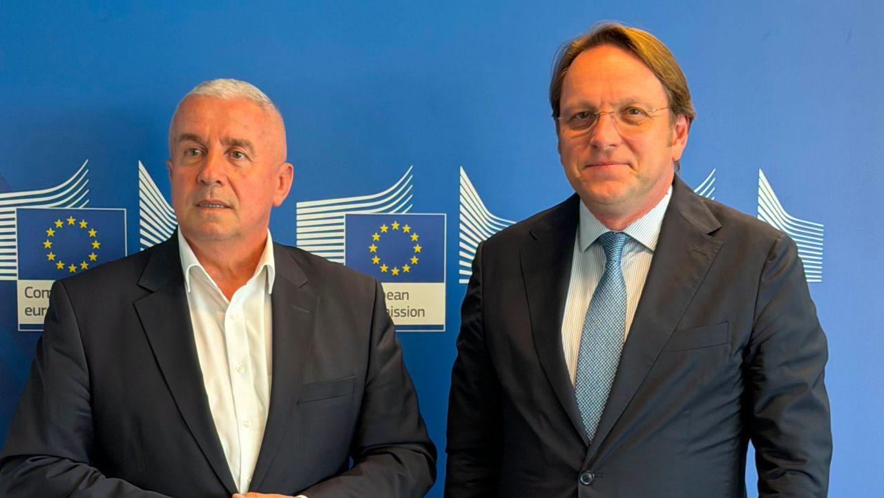 Daniel Buda (stânga) și Olivér Várhelyi