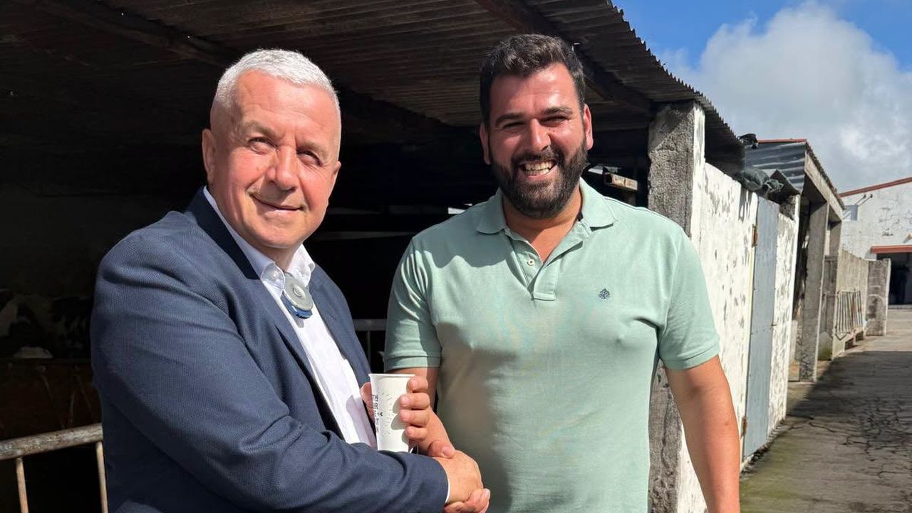 Daniel Buda alături de un fermier din Azore