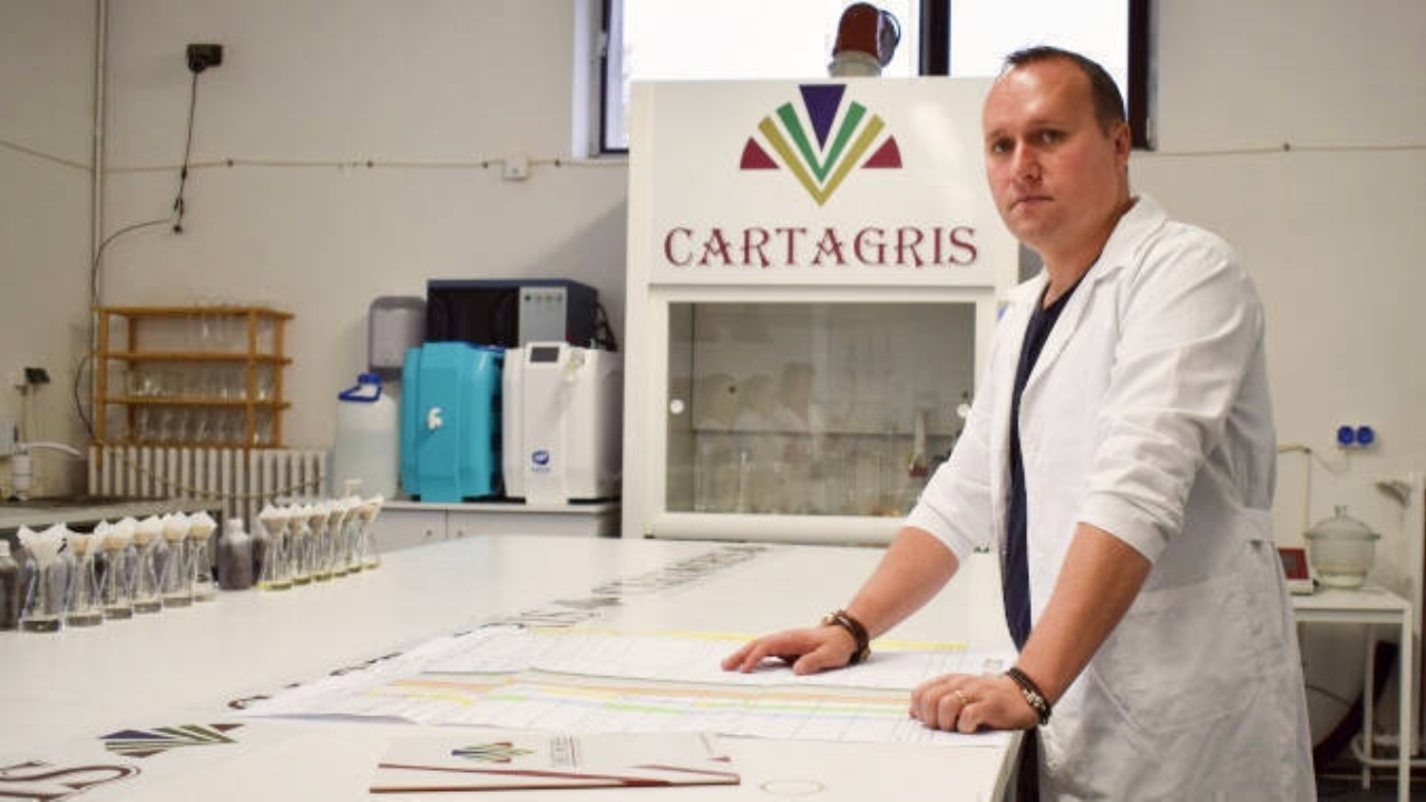Liviu Rădoi, șeful laboratorului Cartagris, specializat în analize agrochimice și cartarea solului