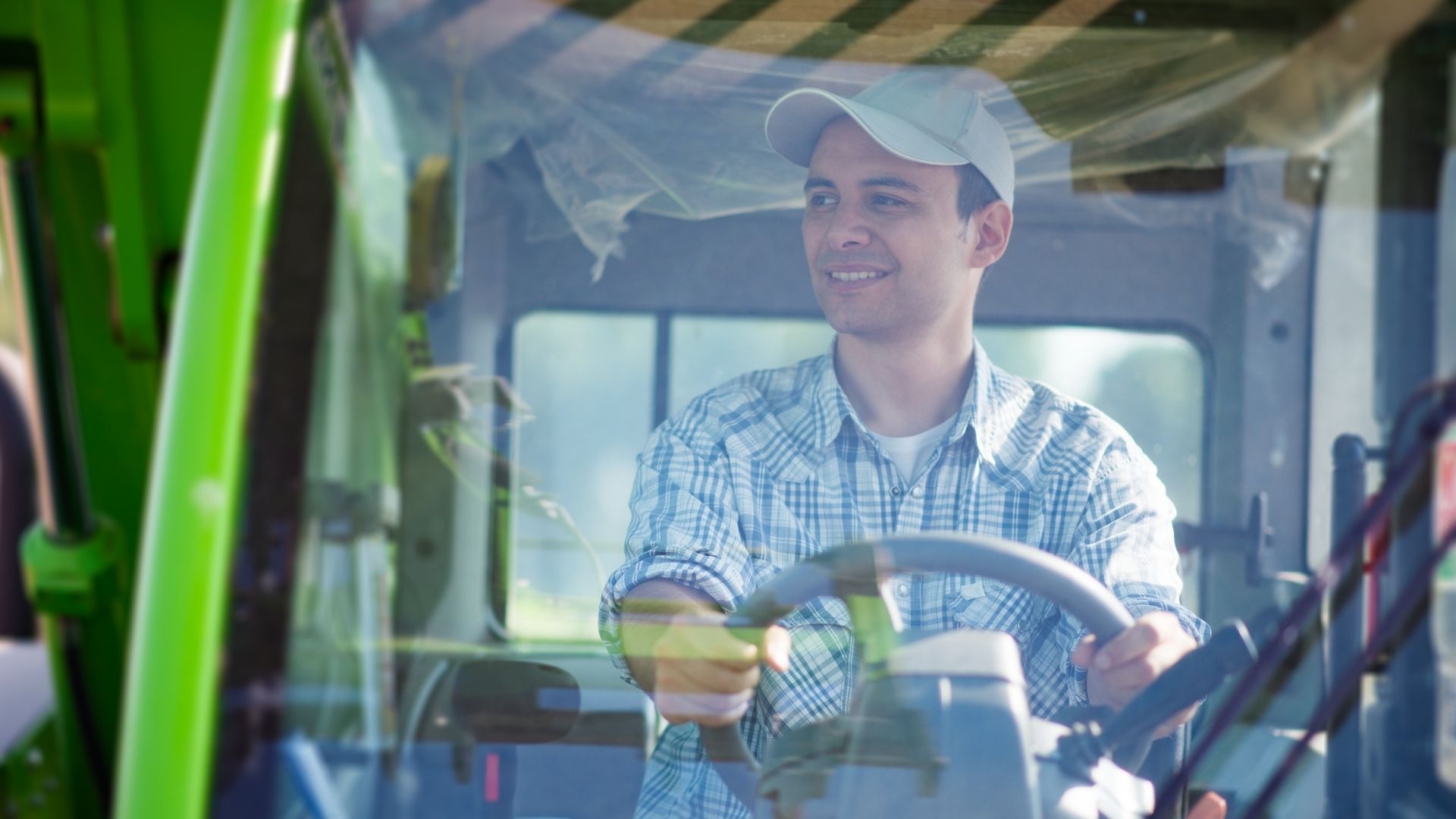 Angajat în agricultură la volanul unui utilaj agricol. Salariul mediu net în agricultură a ajuns la 4.503 lei