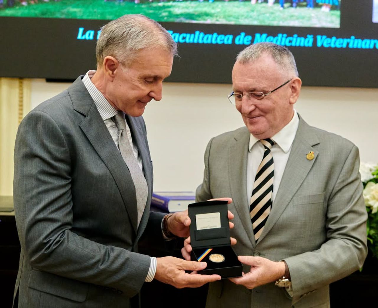 Înmânare medalie USAMV București Principele Radu